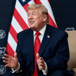 Трамп криптовалютанын эсебинен миллиарддаган киреше тапты