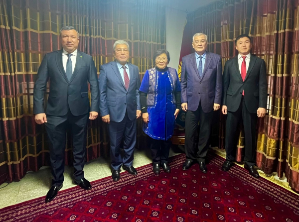 Роза Отунбаева Кабулда Борбор Азия мамлекеттеринин дипломаттары менен жолугушту