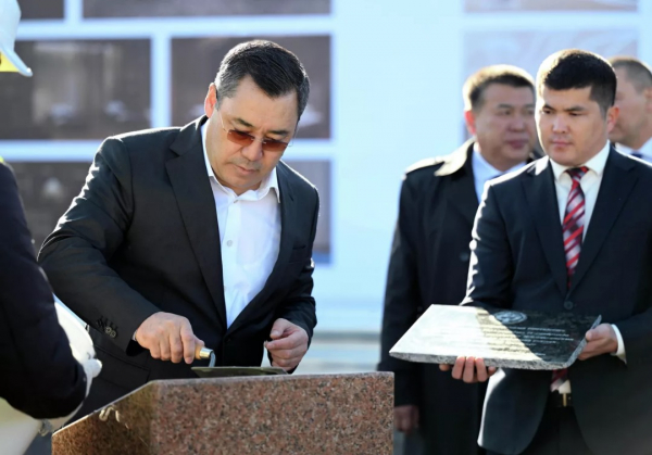 Бишкектин түштүгүндө 45 кабаттуу мейманкана пайда болот. Президент капсула салды