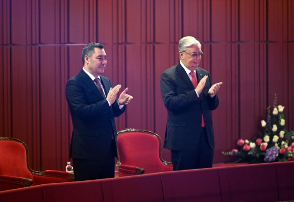 Астанада Жапаров менен Токаев эки өлкөнүн өнөр чеберлеринин концертине барышты