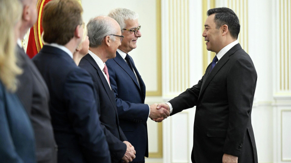Президент Кыргызстана встретился с делегацией сената Франции