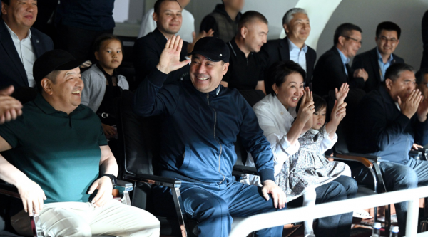 Садыр Жапаров с супругой посетили матч Кыргызстан-Малайзия