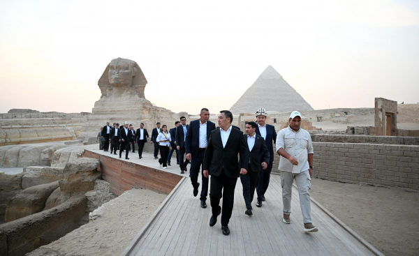 Президент Садыр Жапаров Каирдеги Гиза пирамидаларына жана Чоң Мисир музейине зыярат кылды