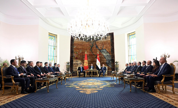 Президент Садыр Жапаров провел переговоры с Президентом Египта Абдель Фаттахом Ас-Сиси в расширенном формате в Каире