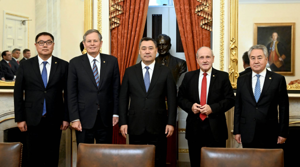 Президент Садыр Жапаров Вашингтон шаарында АКШ Сенатынын эл аралык мамилелер боюнча комитетинин башчысы Жеймс Риш жана Конгресс сенаторлору менен жолугушту