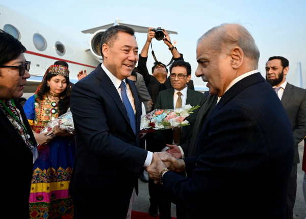 Садыр Жапаров прибыл с государственным визитом в Пакистан