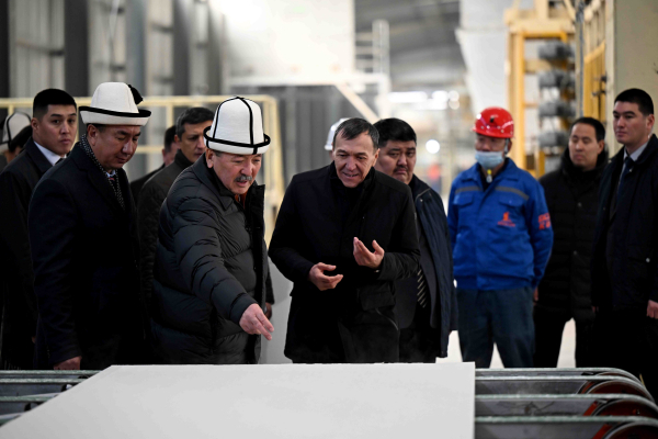 Адылбек Касымалиев Жалал-Абад облусунда гипсокартон чыгаруучу заводдун ачылыш аземине катышты