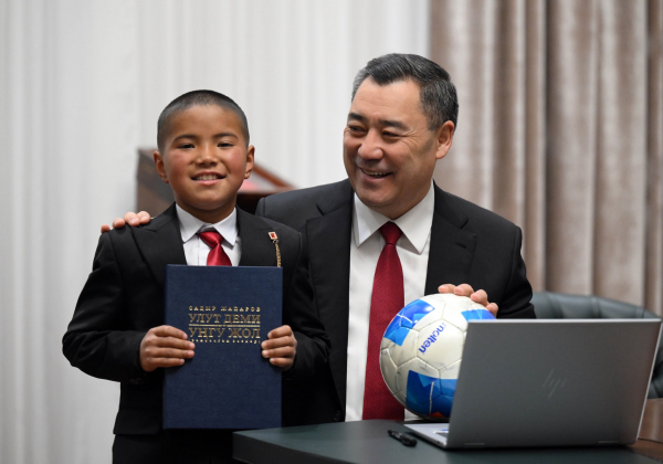 Президент Садыр Жапаров принял школьника из Ошской области Нурзамана Алмазбекова