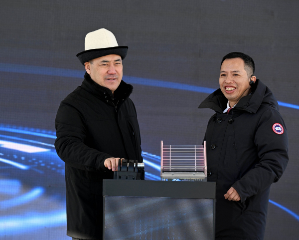 Президент Садыр Жапаров запустил первую солнечную электростанцию мощностью 100 мегаватт в Кемине