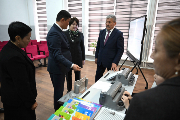 Глава Кабмина Адылбек Касымалиев передал Специальной школе-интернат для слепых и слабовидящих детей в Бишкеке 10 пишущих машинок по системе Брайля