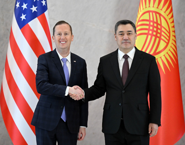 Президент Садыр Жапаров принял Спецпосланника США по делам Южной и Центральной Азии, Посла Серджио Гора