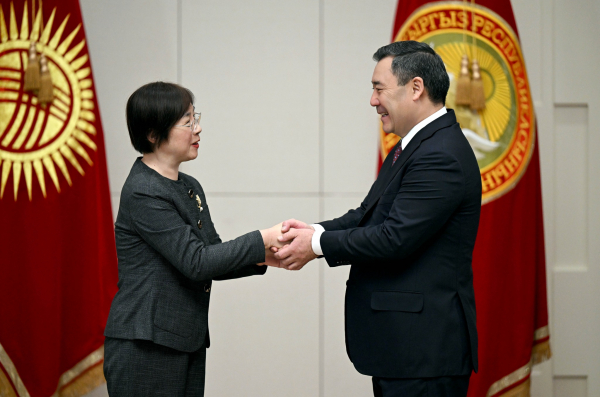 Президент Садыр Жапаров Азия инфраструктуралык инвестициялар банкынын президенти Цзоу Цзяини кабыл алды