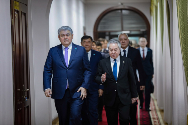 Жээнбек Кулубаев менен Ермек Кошербаев эки тараптуу кызматташтыктын актуалдуу маселелерин талкуулашты