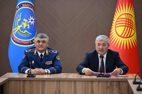 Урматбек Шамырканов Өзгөчө кырдаалдар министрлигинин жамаатына тааныштырылды