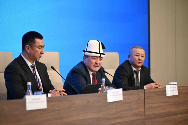 Манас шаарынын мэриясынын борбордук аппаратына жаңы мэр Абдупата Маткаликов тааныштырылды