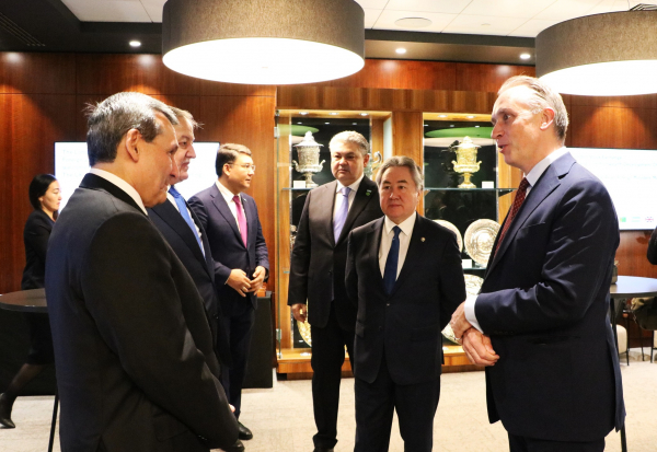 Министр Жээнбек Кулубаев Лондон фондулук биржасына барды