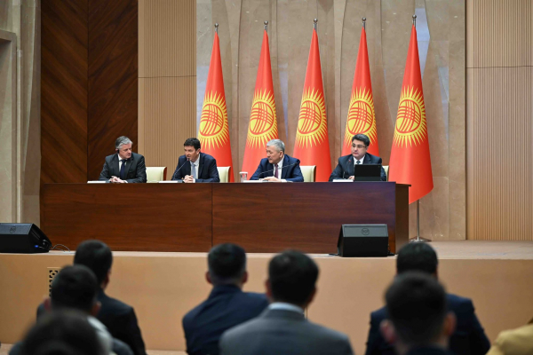 Адылбек Касымалиев Кыргызстанга “Airbus А321ceo” үлгүсүндөгү эки даана учакты сатып алуу боюнча келишимине кол коюу аземине катышты