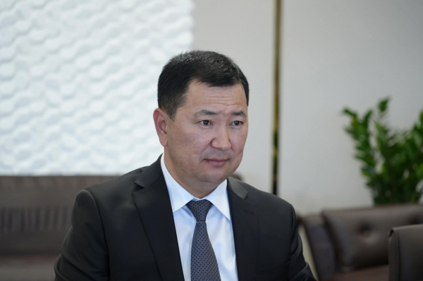 Министр Эрлист Акунбеков Беларусиянын Кыргызстандагы Элчиси Сергей Молунов менен жолукту