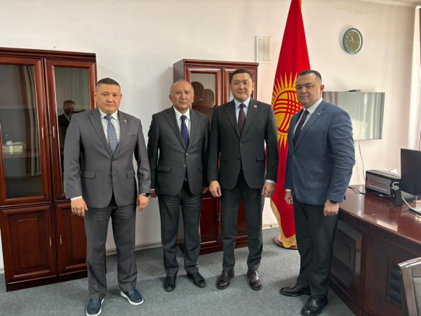 Коопсуздук кеңешинин катчысы Адилет Орозбеков Өзбекстандын элчиси менен жолугушту
