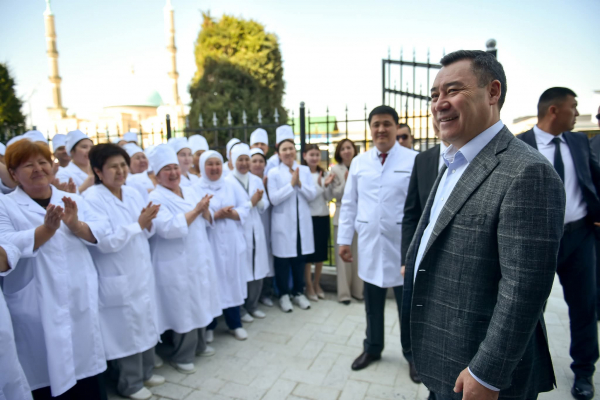 Президент Кара-Сууда үй-бүлөлүк медицина борборунун жаңы имаратын ачты