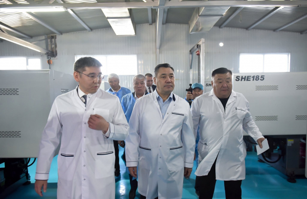 Президент Садыр Жапаров ознакомился с деятельностью компании по производству изделий медицинского назначения «Медимпекс»