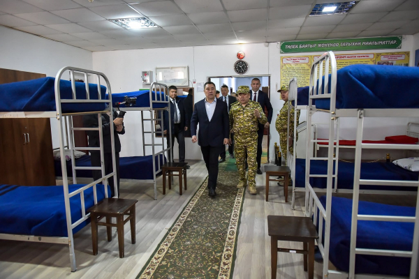 Президент посетил пограничную заставу «Кара-Мык» в Чон-Алайском районе