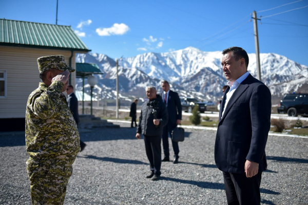 Президент Чоң-Алайдагы “Кара-Мык” чек ара заставасына барды