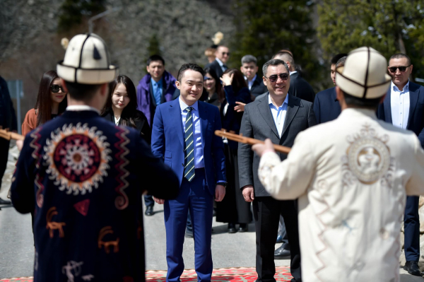 Садыр Жапаров жана Жастин Сан 