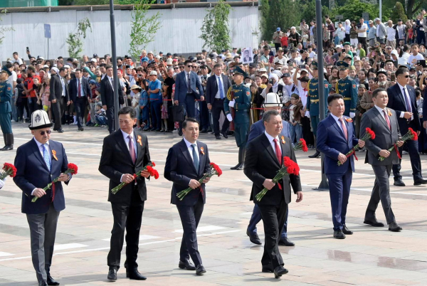 Президент Жапаров менен ЖК төрагасы Маматалиев Улуу Жеңиш майрамына карата уюштурулган салтанатка катышты