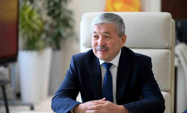 Касымалиев мамлекеттик жана муниципалдык кызматкерлерди майрамы менен куттуктады