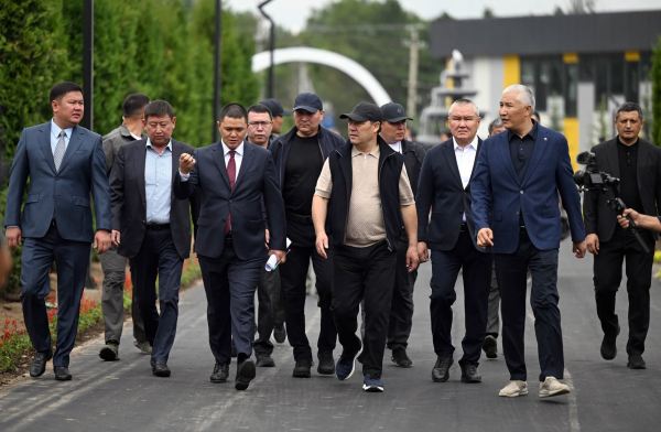 Садыр Жапаров осмотрел реконструированный парк имени А. Пушкина в Караколе