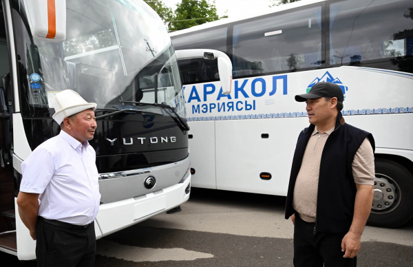Президент Каракол шаарына алынган жаңы техникаларды текшерди