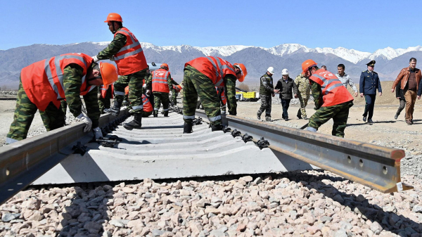 Садыр Жапаров Кытайга баруучу темир жолду экинчи Кумтөр деп атады