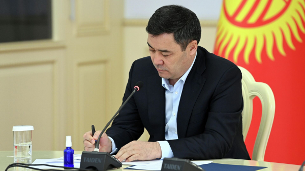 Садыр Жапаров юридикалык өкүлдөр жөнүндө мыйзамга кол койду