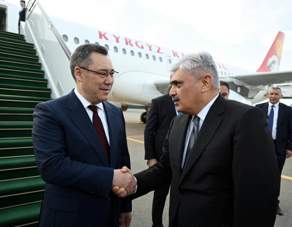 Президент Садыр Жапаров иш сапары менен Бакуга келди
