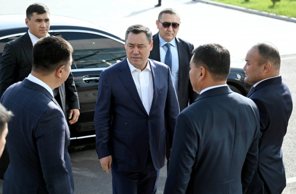 Жапаров Манас шаарынын жана Сузактын социалдык-экономикалык өнүгүүсү менен таанышты