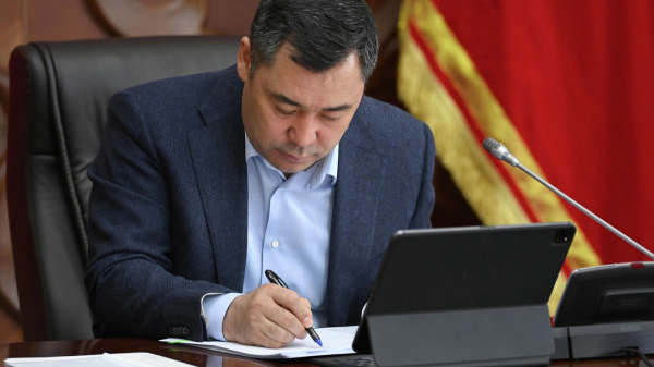 Садыр Жапаров үч адамга дипломатиялык ранг ыйгаруу жөнүндө Жарлыкка кол койду