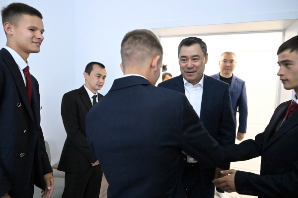 СҮРӨТ - Президент Бишкектеги жатак-мектептеринин бүтүрүүчүлөрүнүн жашоо шарттары менен таанышты